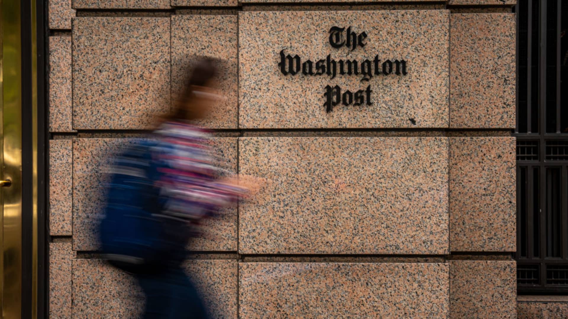 Washington Post reportedly loses 200,000 digital subscriptions and some editorial board members due to a veto on endorsements.
 