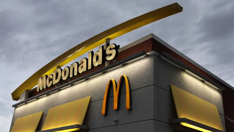 McDonald’s saw a significant decline in visits following the E. coli outbreak.
 